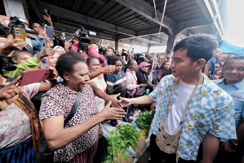 Gibran Rakabuming Raka memulai kampanyenya dengan mengunjungi pasar Pharaa Sentani, Jayapura, Papua. 
