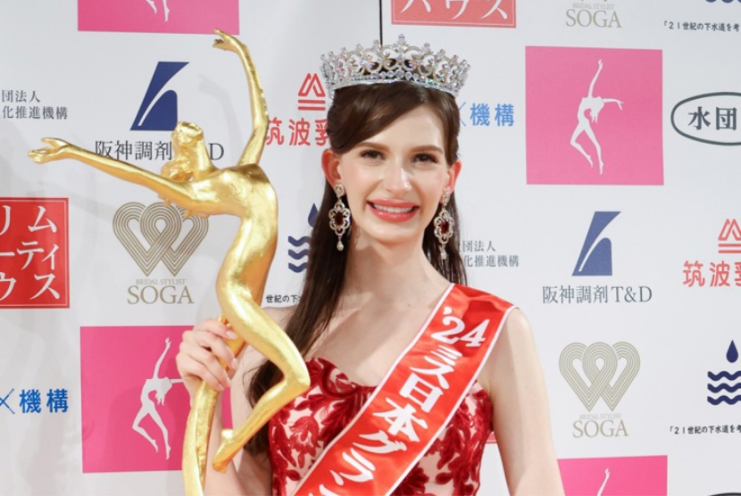 Carolina Shiino, model kelahiran Ukraina yang telah dinaturalisasi menjadi warga negara Jepang, berpose dengan trofinya sebagai pemenang kontes Miss Japan di Tokyo, Jepang, 22 Januari 2024 (dirilis 24 Januari 2024).