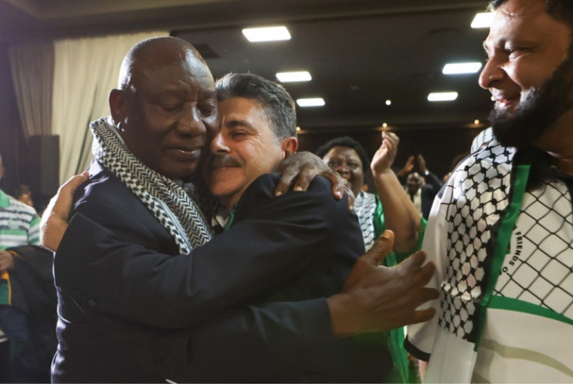 Presiden Afrika Selatan Cyril Ramaphosa (kiri) memeluk Wakil Duta Besar Palestina, Bassam Elhussiny ketika menyaksikan Mahkamah Internasional (ICJ), memutuskan tindakan darurat yang diminta oleh Afrika Selatan terhadap Israel atas perangnya di Jalur Gaza, di Johannesburg, 26 Januari 2024.
