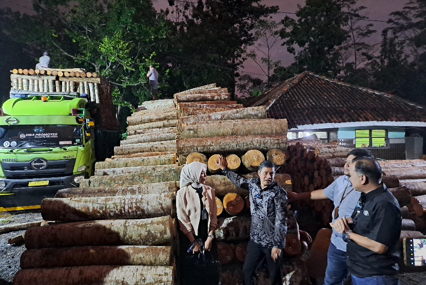 Pemilik CV Kaytama, Yudi Eko Santosa (kiri) dan Branch Service Manager Bank BNI Kantor Cabang Banjar, Yoli Rinadi (kanan) tengah menjelaskan keberhasilan CV Kaytama yang merupakan UMKM Binaan BNI Xpora berhasil ekspor produk kayu ke 17 negara, Sabtu (27/1/2024). 