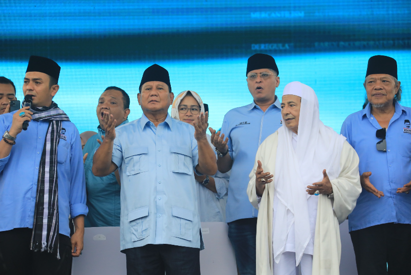 Calon presiden nomor urut 2, Prabowo Subianto menghadiri acara bersama relawan Nderek Guru (Ndaru) bertajuk “Ndaru Bershalawat Bersama Seribu Ulama dan Sejuta Santri untuk Pemilu Damai