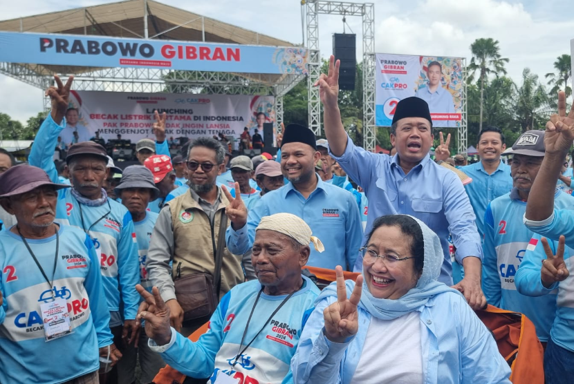Sekretaris TKN Prabowo Gibran, Nusron Wahid membagikan sebanyak 300 becak listrik secara gratis kepada penarik becak yang tergabung dalam Paguyuban Becak Madiun dan sekitarnya di Lapangan Gulun Kota Madiun Jawa Timur, Senin (29/1/2024). 