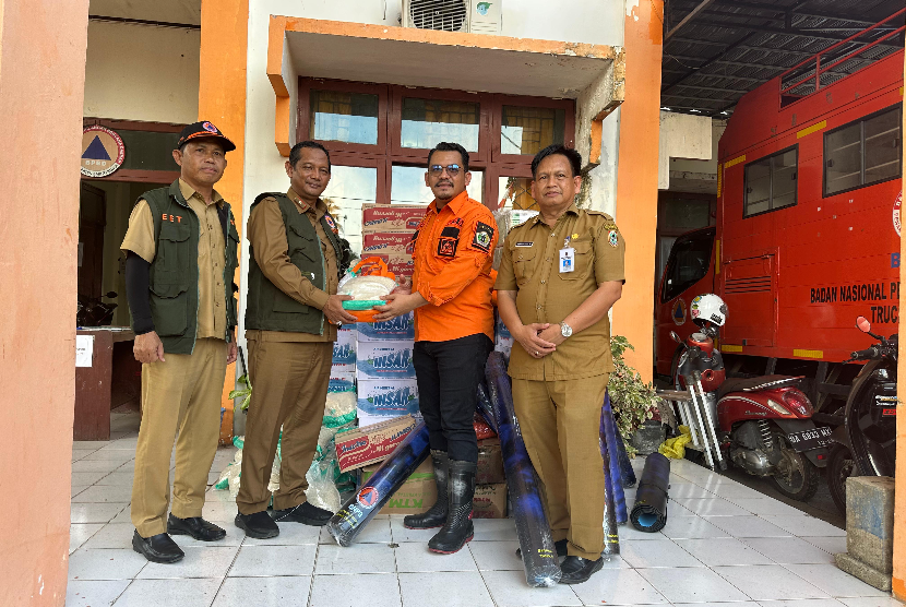 Gubernur Kalimantan Selatan (Kalsel) Sahbirin Noor atau Paman Birin bergerak cepat mengirimkan bantuan logistik dan perahu karet ke Kabupaten Barito Kuala (Batola) Senin (29/1/2024).