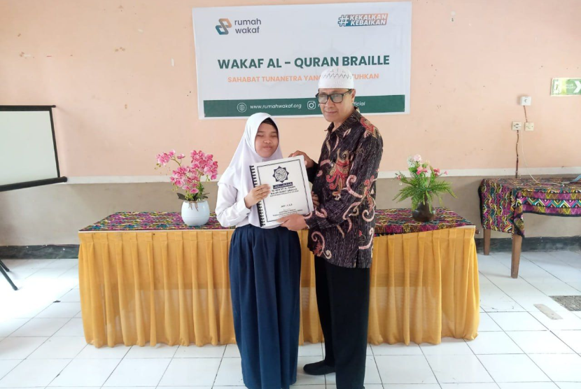 Rumah Wakaf merespon permintaan atas kebutuhan mushaf Alquran braille di Lombok Tengah, Nusa Tenggara Barat, dengan mengirimkan 22 mushaf serta 5 paket panduan belajar Alquran braille.