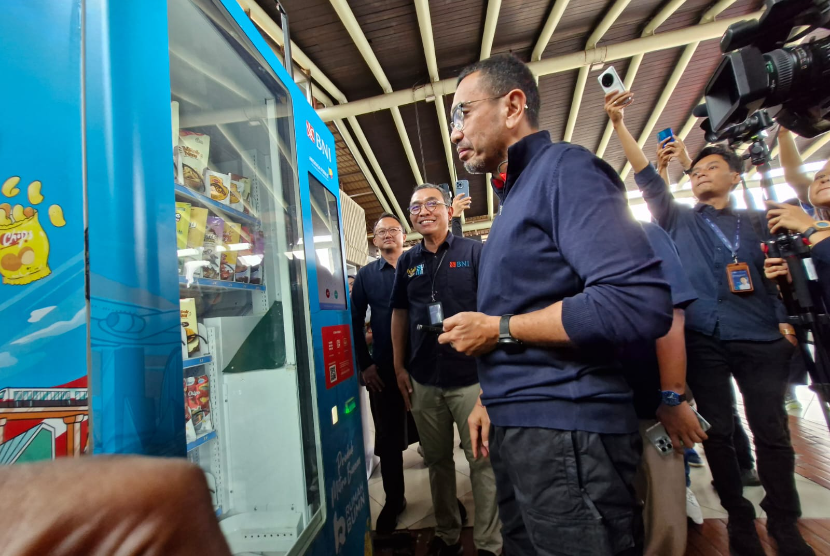 Staf Khusus Menteri BUMN Arya Sinulingga meresmikan Vending Machine di Bandara Internasional Soekarno-Hatta, Banten, Selasa (30/1/2024).  