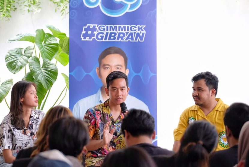  Cawapres nomor urut 2 Gibran Rakabuming Raka saat menghadiri acara Gimick Gibran di Dumo Cafe, Cirebon, Selasa (30/1/2024). 