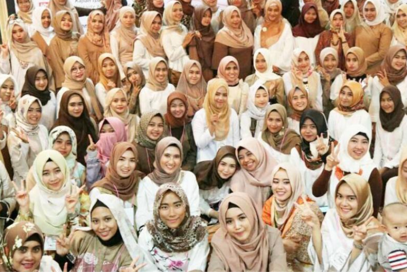 Komunitas Hijaber Indonesia. Memperingati World Hijab Day 2024, Founder Komunitas Hijaber Indonesia, Adinda Muthiah Ishartono, berharap ini menjadi momen pengingat bagi perempuan Muslim untuk terus istiqamah dengan hijabnya.