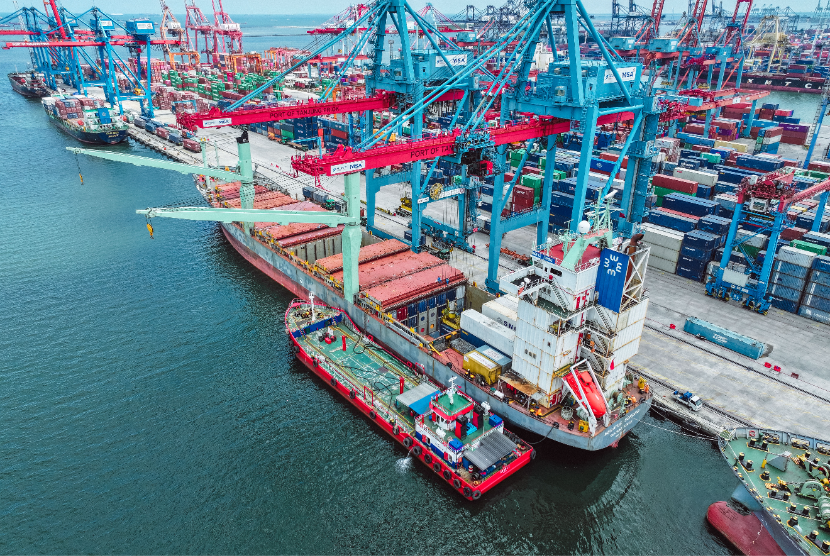 Ilustrasi pelabuhan. Meratus, perintis dalam industri maritim dan logistik yang terintegrasi di Indonesia, mengumumkan akuisisi strategis terhadap PT ICTSI Jasa Prima Tbk. 