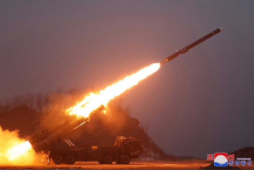 Korea Utara luncurkan rudal jelajah strategis Hwasal-2 di Laut Barat Korea, Korea Utara, 30 Januari 2024. Korea Utara disebut tengah lirik penerapan AI di berbagai bidang, termasuk militer.
