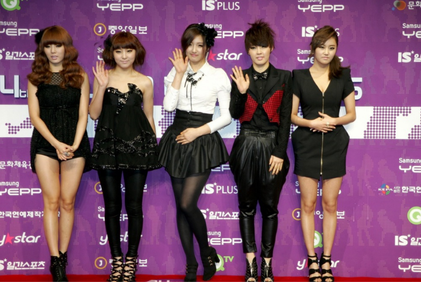 Personel Grup K-pop 4Minute, Hyuna (kiri), Sohyun, Jihyun, Jiyoon, dan Gayoon berpose saat tiba di 24th Golden Disk Awards, Seoul, Korea Selatan, 10 Desember 2009. Gayoon sudah pensiun dari dunia hiburan dan menetap di Bali.