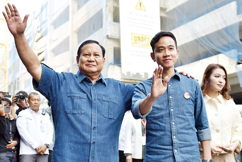 Calon wakil presiden (cawapres) Gibran Rakabuming Raka bersama calon presiden (capres) Prabowo Subianto.