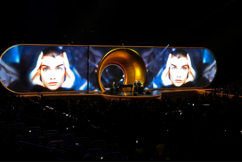Penyanyi Annie Lennox memberikan tribute kepada almarhumah Sinead OConnor dalam ajang Grammy Awards, Los Angeles, AS, Ahad (4/2/2024). Dalam kesempatan tersebut, Lennox juga menyuarakan seruan gencatan senjata di Gaza.