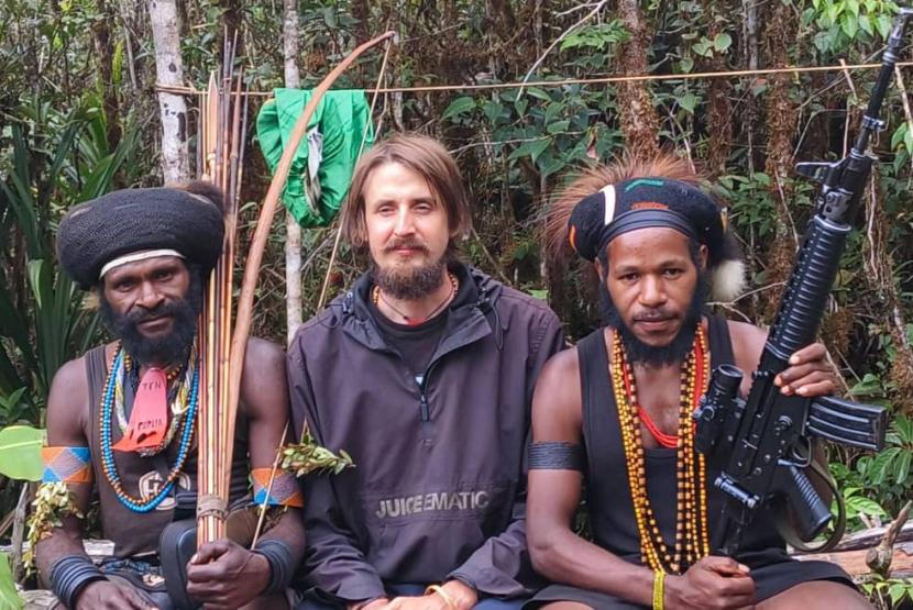 Philip Mark Mehrtens flanked by Papuan separatist soldiers at an unknown location in Nduga on December 22, 2023.