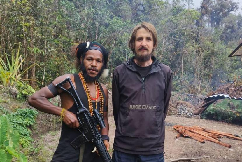 Philip Mark Mehrtens diapit tentara separatis Papua di lokasi yang tak diketahui di Nduga pada 22 Desember 2023.