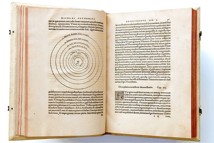Sebuah teks astronomi awal, yang ditulis oleh Copernicus dan diterbitkan pada tahun 1543, mendalilkan bahwa matahari adalah pusat alam semesta. 