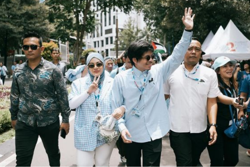 Pasangan selebritas Atta Halilintar dan Aurel Hermansyah berjalan menuju Gelora Bung Karno, Jakarta, Sabtu (10/2/2024).