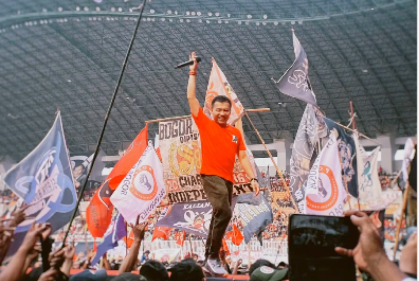Musisi Anang Hermansyah meriahkan Hajatan Rakyat Ganjar Pranowo dan Mahfud MD yang digelar di Stadion Pakansari, Jumat (9/2/2024).