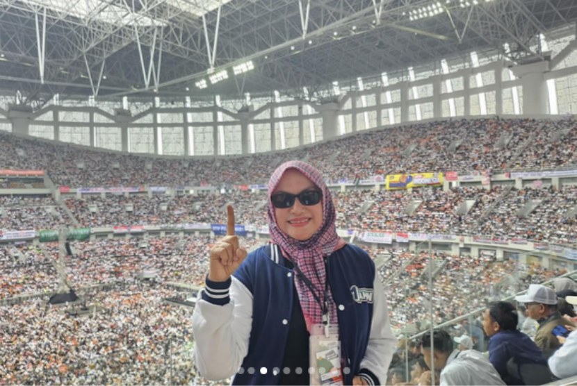 Penyanyi Vicky Shu berpose di tribun Jakarta International Stadium (JIS), Jakarta Utara, saat menghadiri kampanye akbar Anies-Imin, Sabtu (10/2/2024).