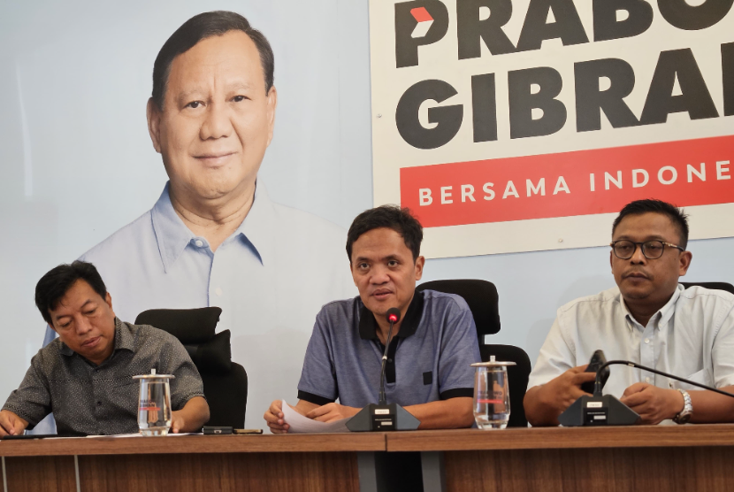 Wakil Ketua Tim Kampanye Nasional (TKN) Prabowo-Gibran, Habiburokhman, dalam konferensi pers di Media Center TKN, Jakarta , Ahad (11/2/2024). 