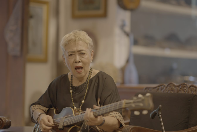 Musisi senior Indonesia, Titik Hamzah, merilis lagu terbaru berjudul 
