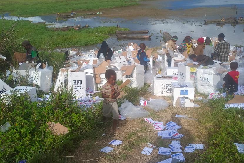 Pengadangan dan perusakan logistik pemilu di Kabupaten Paniai, Papua Tengah, Selasa (13/2/2024).