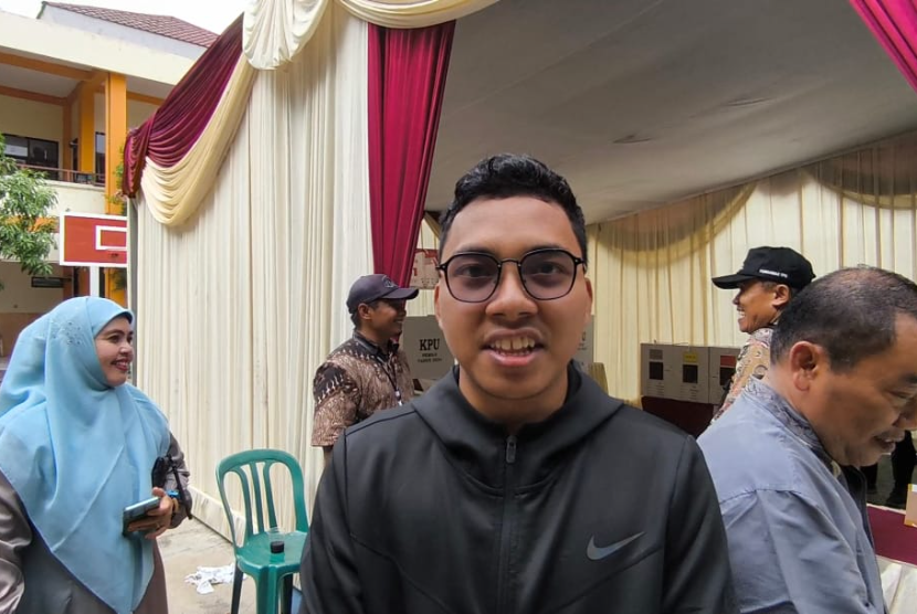 Pemilu 2024 menjadi pengalaman perdana bagi Hamdan Billah (19) untuk memilih di TPS 31 yang berlokasi di SDN Margirejo 6, Kelurahan Jemur Wonosari, Kecamatan Wonocolo, Surabaya, Rabu (14/2/2024). 