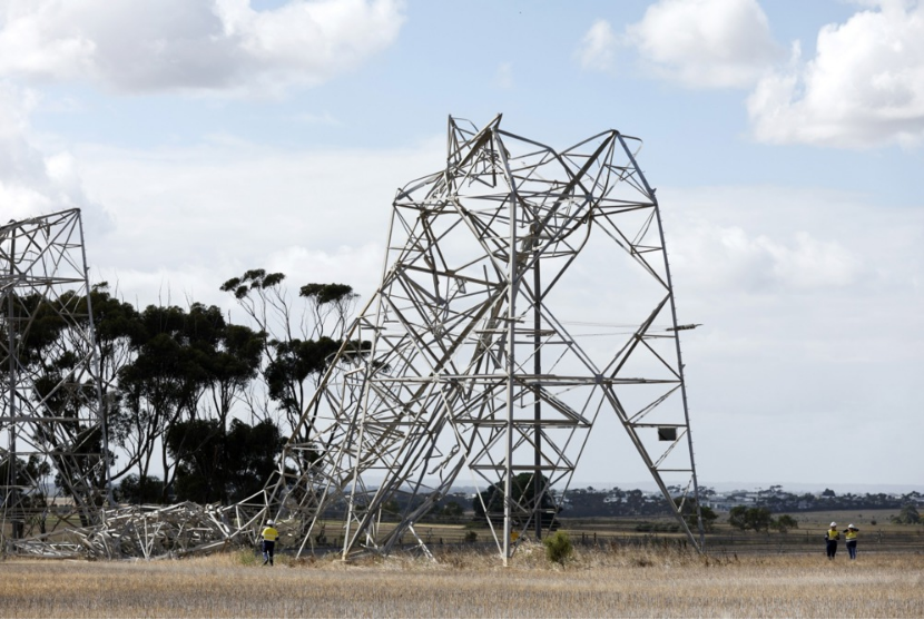  Para pekerja memeriksa menara transmisi yang rusak di Anakie di Melbourne, Australia, 14 Februari 2024. Ribuan rumah tangga dan bisnis masih mengalami pemadaman listrik di Victoria setelah badai merobohkan menara transmisi setelah seharian mengalami cuaca ekstrem.