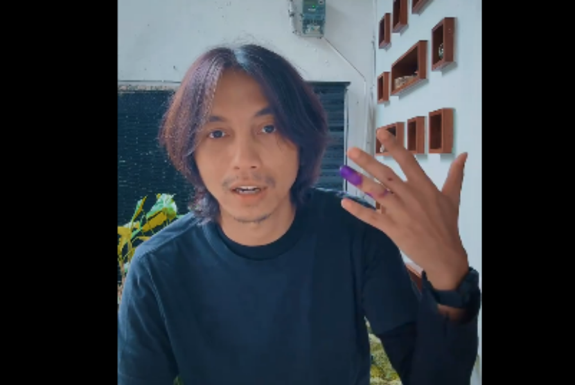 Musisi dan novelis Fiersa Besari menunjukkan jarinya yang bertinta, tanda sudah ikut mencoblos di Pemilu 2024.