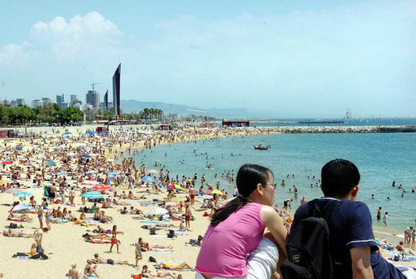 Wisatawan memadati Pantai La Marbella, Barcelona, Spanyol, 13 Juni 2004. Kota Marbella di Spanyol jadi desitinasi wisata favorit warga Inggris untuk menikmati musim semi 2024.