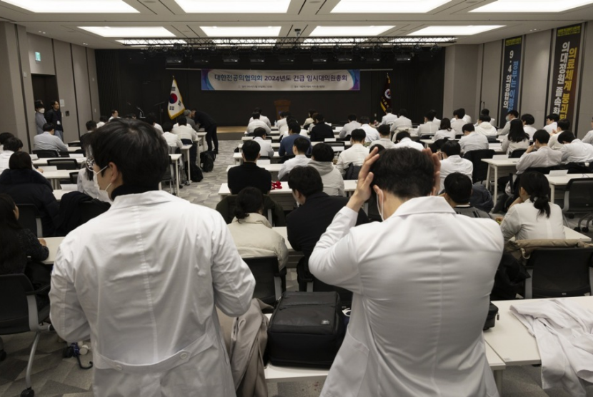 Dokter magang menghadiri pertemuan darurat di kantor pusat Korean Medical Association, Seoul, Korea Selatan,  Selasa (20/2/2024). Sebanyak 6.415 dari 13 ribuan dokter magang di 100 rumah sakit Korea Selatan telah mengajukan pengunduran dirinya sebagai bentuk protes terhadap rencana pemerintah untuk menambah kuota mahasiswa kedokteran.