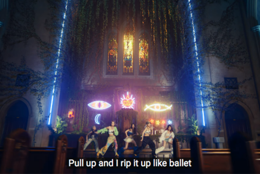 Grup K-pop Le Sserafim dalam video musik Easy. Video musik tersebut dinilai melecehkan gereja karena memuat gambar mata satu yang identik dengan simbol iluminati.