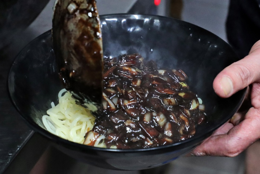 Semangkuk jajangmyeon, mi saus kacang hitam khas Korea Selatan. Jajangmyeon juga populer di kalangan pecinta kuliner Korea di Indonesia.
