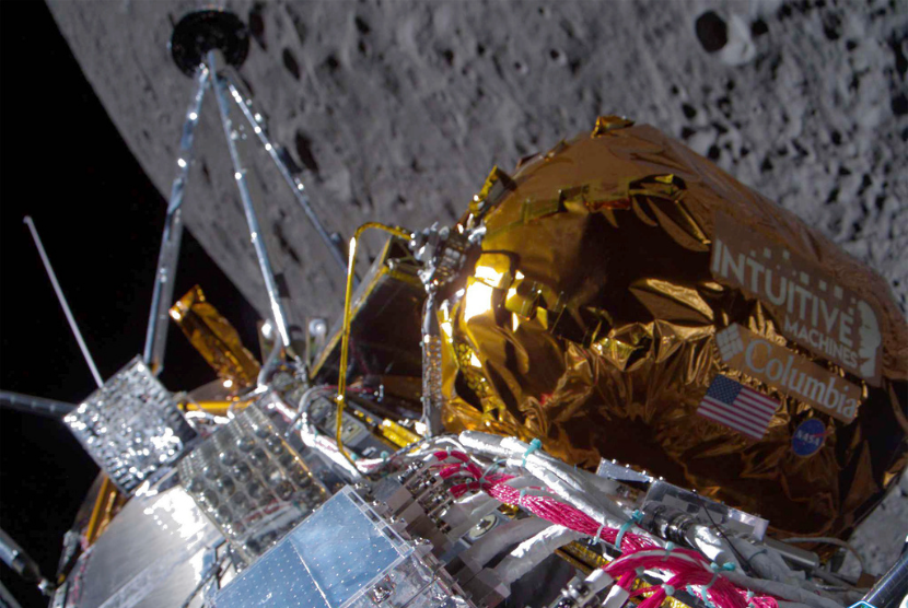 Gambar yang disediakan oleh Intuitive Machines ini menunjukkan pendarat bulan Odysseus dengan latar belakang Bumi pada 16 Februari 2024. Gambar tersebut diambil tak lama setelah pemisahan dari tahap kedua SpaceX dalam perjalanan pertama Intuitive Machines ke bulan.