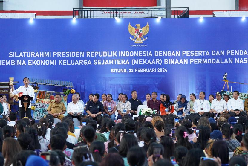 Presiden Jokowi menemui 3.000 ibu-ibu nasabah Mekaar di GOR Dua Saudara, Kota Bitung, Manado, Sulawesi Utara.