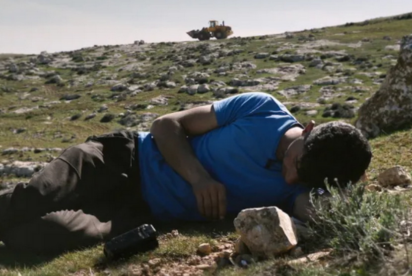 Salah satu adegan film dokumenter No Other Land karya aktivis muda Palestina Basel Adra dan jurnalis Israel Yuval Abraham. 