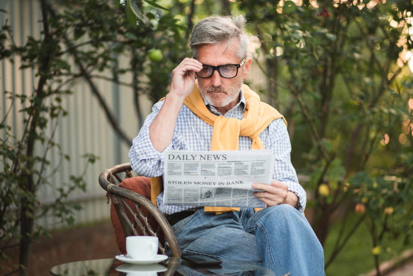 Orang lanjut usia membaca koran (ilustrasi).