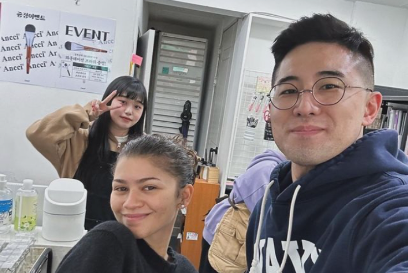 Zendaya berpose bersama dua pegawai toko Ancci Brush, Seoul, Korea Selatan.