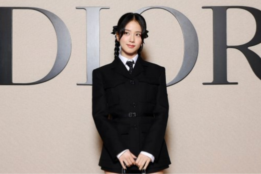 Penyanyi K-pop Jisoo Blackpink menghadiri peragaan busana Dior di Paris Fashion Week 2024.