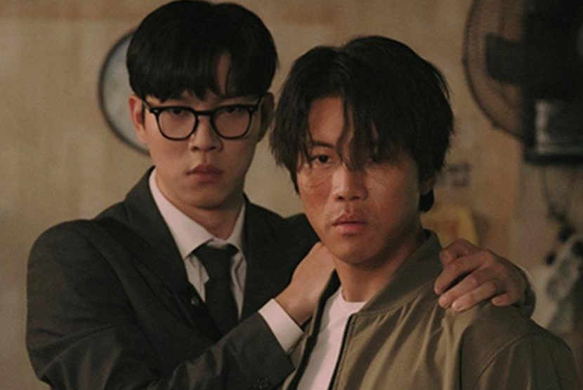 Aktor Yoo In-soo dan Eum Moon-suk dalam drama The Midnight Studio.