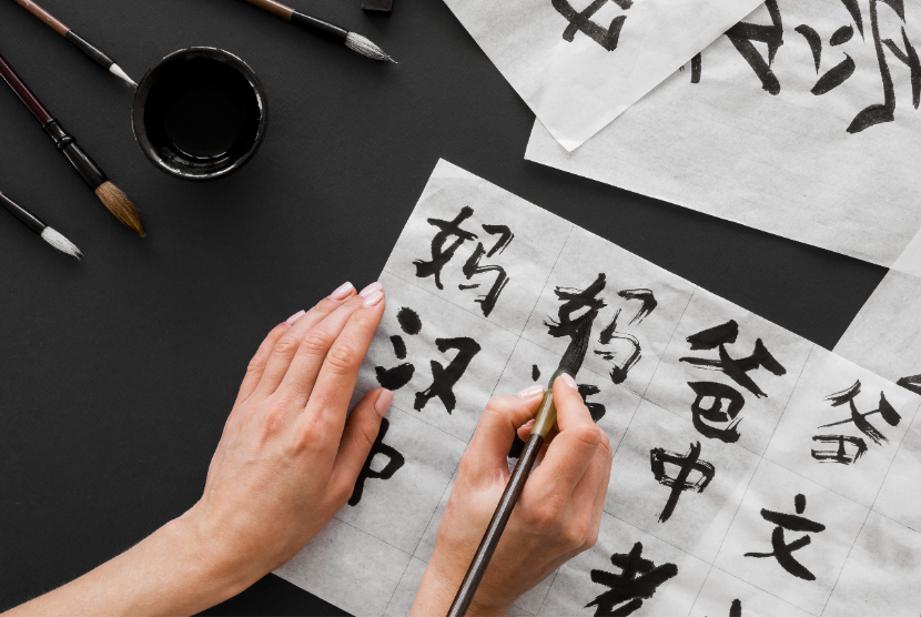 Seseorang menulis kanji (ilustrasi). Jepang berencana untuk merevisi peraturan-peraturan romanisasinya untuk pertama kalinya dalam sekitar 70 tahun.