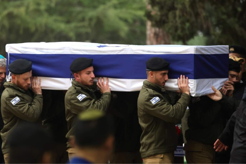 Tentara Israel membawa peti mati anggota cadangan yang tewas di Maghazi, Jalur Gaza, saat pemakamannya di pemakaman militer Gunung Herzl di Yerusalem, Selasa, 23 Januari 2024.