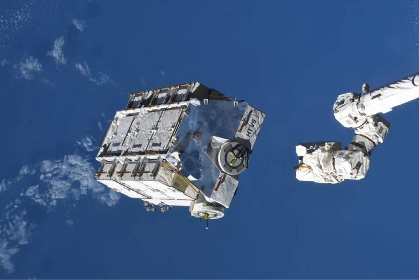 Stasiun Luar Angkasa Internasional membuang palet seberat 2,9 ton yang membawa baterai bekas pada 11 Maret 2021. Foto ini diposting di Twitter oleh astronot NASA Mike Hopkins 