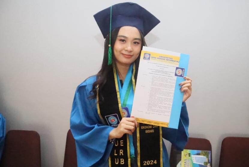 Ruth Chika Prasetia, wisudawati Universitas BSI (Bina Sarana Informatika) kampus Margonda Program Studi (Prodi) Administrasi Perkantoran. Ia berhasil meraih IPK 3,96 saat prosesi pelantikan wisuda.