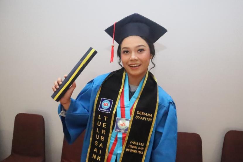 Desiana Syafitri, wisudawati asal Universitas BSI kampus Karawang Program Studi (Prodi) Sistem Informasi Akuntansi yang sukses dilantik pada wisuda ke-59 Universitas BSI periode Maret 2024, berlokasi di BSI Convention Center (BSI Convex), Jalan Raya Kaliabang no.8, Perwira, Bekasi Utara, Bekasi Jawa Barat, Senin (4/3/2024).