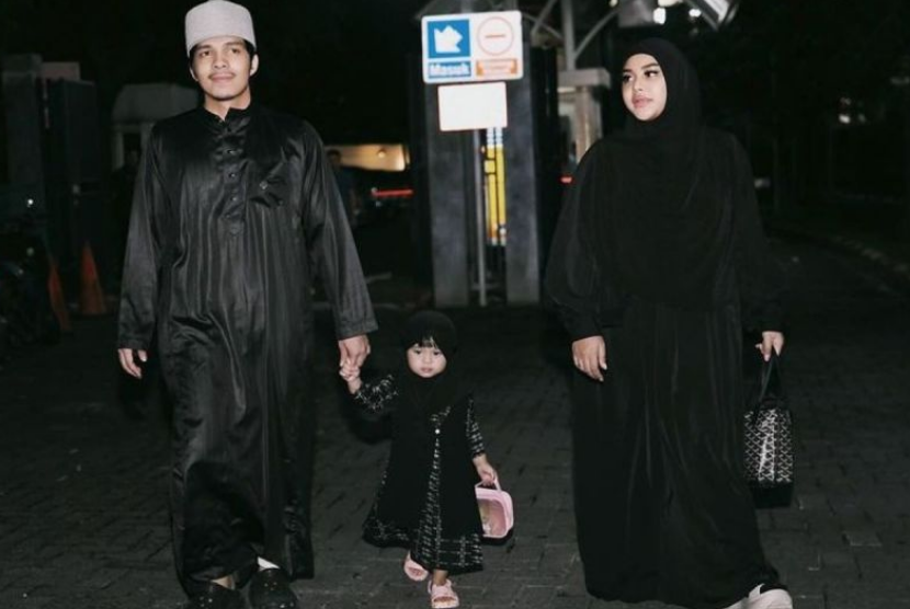 Youtuber Atta Halilintar dan istrinya Aurel Hermansyah mengajak putri mereka, Ameena, sholat Tarawih di Masjid Raya Pondok Indah, Jakarta Selatan, Senin (11/3/2024).