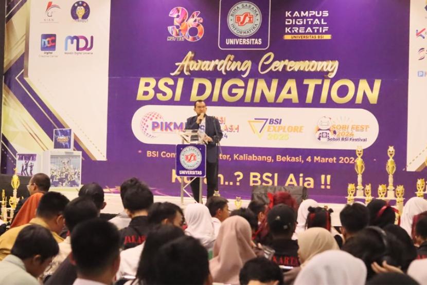 Kampus Digital Kreatif yang selalu berinovasi, Universitas BSI (Bina Sarana Informatika) sukses menggelar acara megah bertajuk Awarding Ceremony BSI Digination, di BSI Convention Center (BSI Convex), Jalan Raya Kaliabang No 8, Perwira, Bekasi, pada Senin, 4 Maret 2024.
