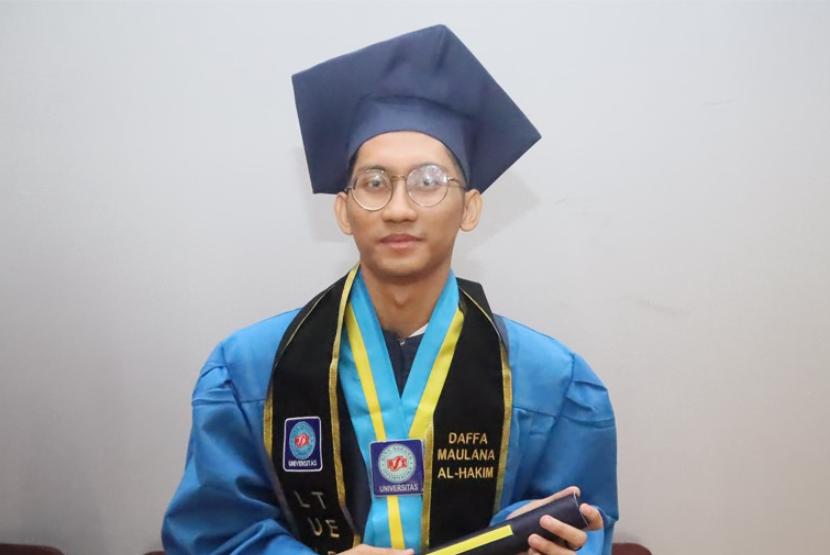 Daffa Maulana Al-Hakim tahun ini meraih gelar wisudawan terbaik dari program studi Ilmu Komunikasi Universitas BSI (Bina Sarana Informatika). Daffa berhasil meraih IPK 3,94.