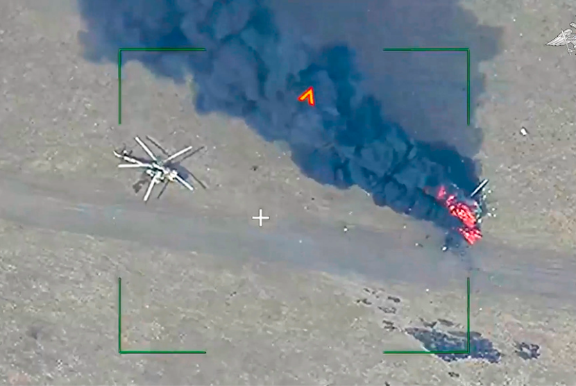 Foto yang diambil dari video yang dirilis Layanan Pers Kementerian Pertahanan Rusia pada Rabu, 13 Maret 2024 ini menunjukkan hancurnya helikopter Angkatan Bersenjata Ukraina di lokasi penerjunan di lokasi yang dirahasiakan di wilayah Donetsk, Ukraina timur.