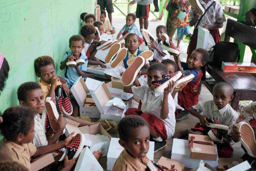 Sebanyak lebih dari 39 ribu pelanggan telah berpartisipasi menukarkan Telkomsel Poin mereka untuk donasi sepatu bagi para pelajar di sejumlah sekolah di sekitar Jayapura, Timika, dan Sorong.