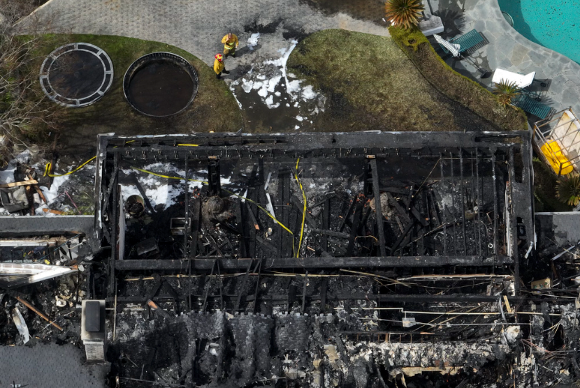 Pemandangan dari udara menunjukkan properti yang rusak akibat kebakaran, yang tampaknya milik Cara Delevingne, Jumat, 15 Maret 2024, di bagian Studio City, Los Angeles.